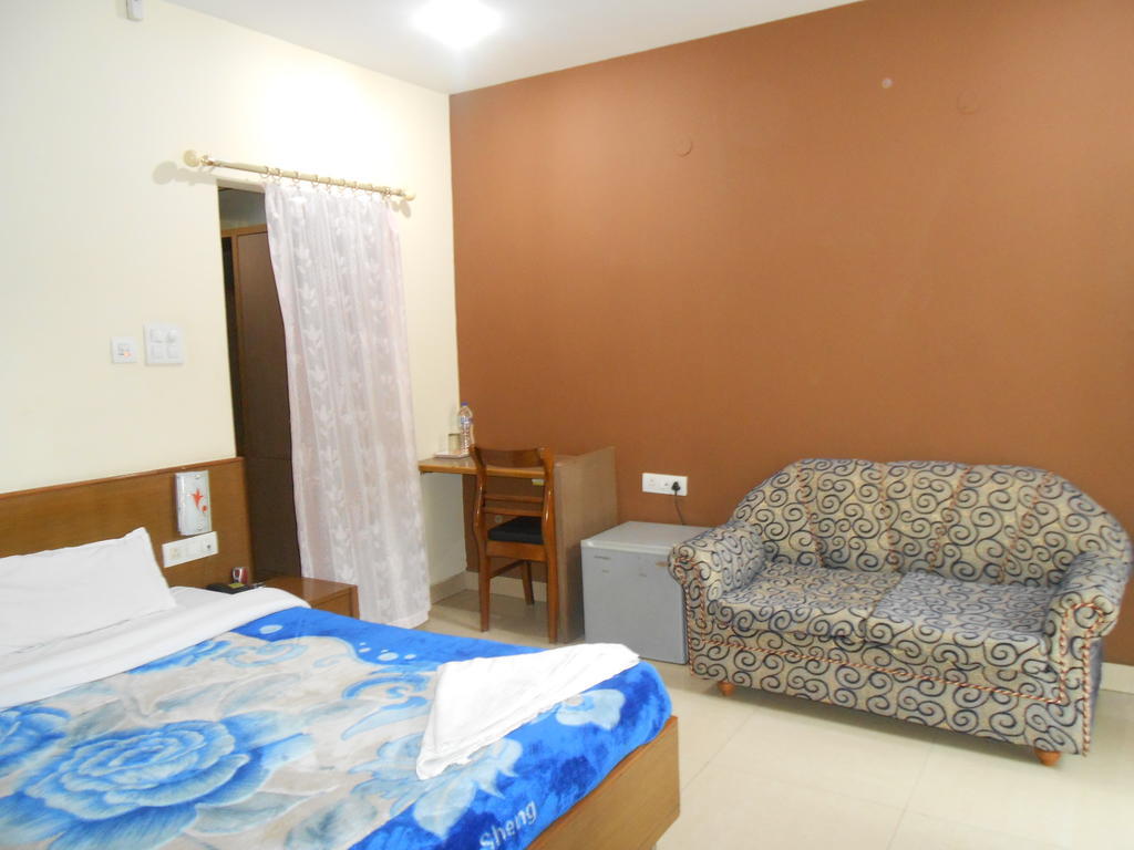 Hotel Fame City Guwahati Room photo